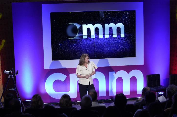Carmen Amores interviene en el acto de presentación de la cobertura del eclipse en CMM