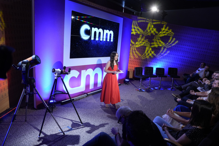 Ana Sevilla conduce el acto de presentación de la programación del eclipse solar en CMM