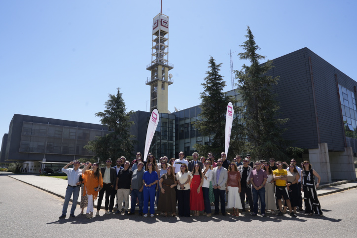 Foto de familia con las gafas homologadas que reparte CMM para ver el eclipse solar