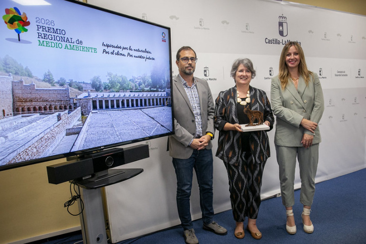 En el centro, la consejera de Desarrollo Sostenible, Mercedes Gómez, durante la rueda de prensa de presentación de los Premios Regionales de Medio Ambiente.