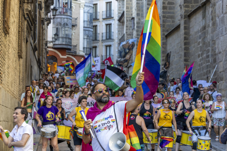 TOLEDO, 27/06/2026.- Manifestación convocada por la Asociación Bolo-Bolo con motivo de la conmemoración del Día Internacional del Orgullo LGTBI, este sábado en Toledo. EFE/Ángeles Visdómine