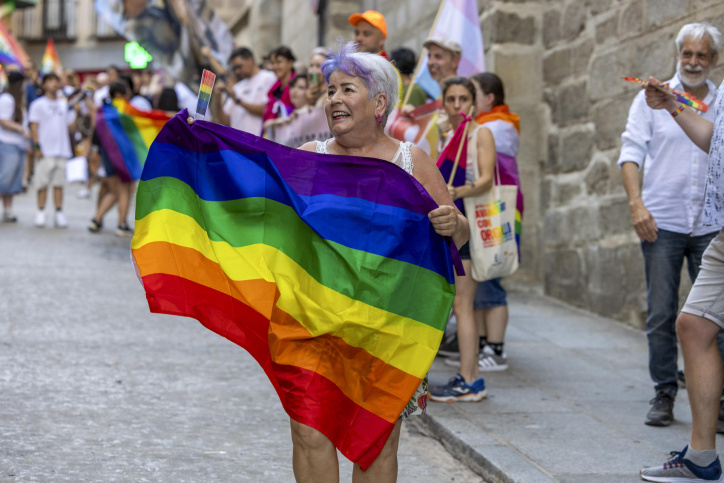 TOLEDO, 27/06/2026.- Manifestación convocada por la Asociación Bolo-Bolo con motivo de la conmemoración del Día Internacional del Orgullo LGTBI, este sábado en Toledo. EFE/Ángeles Visdómine