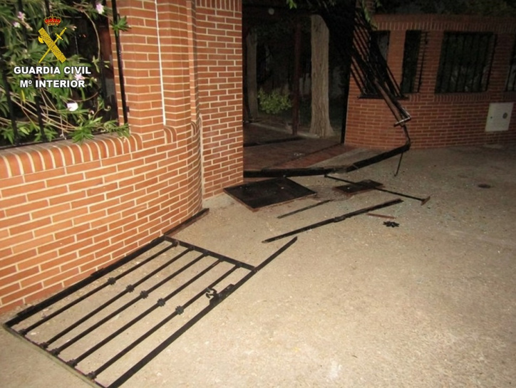 Rompió las vallas de un chalé para robar el coche.