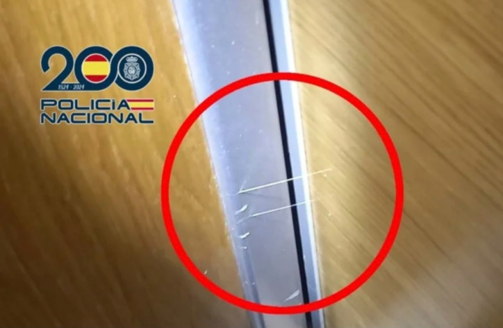 Marcas prácticamente indetectables que colocaban en las puertas de las viviendas.