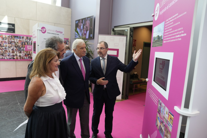 Carmen Amores y Jordi García Candau repasan la exposición 25 Años Latiendo Contigo