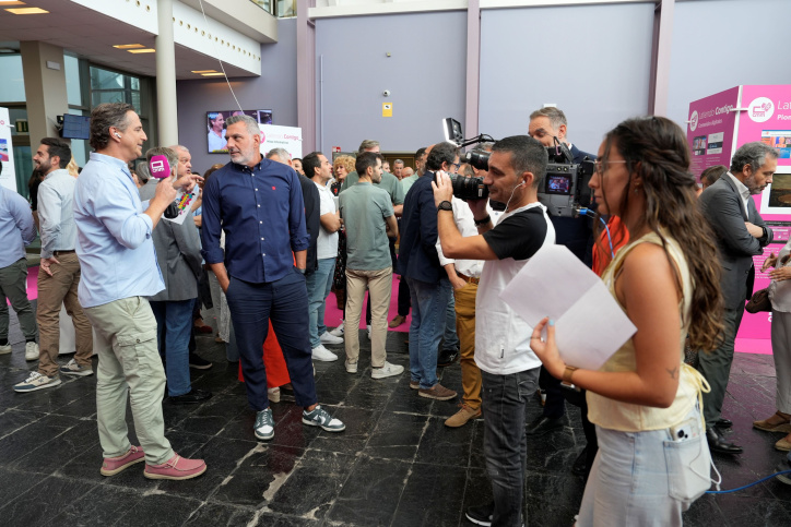 Alfonso Hevia, presentador del programa "Estando Contigo", conectaba en directo con la inauguración de la exposición que hace un recorrido por los 25 años de historia de CMM.