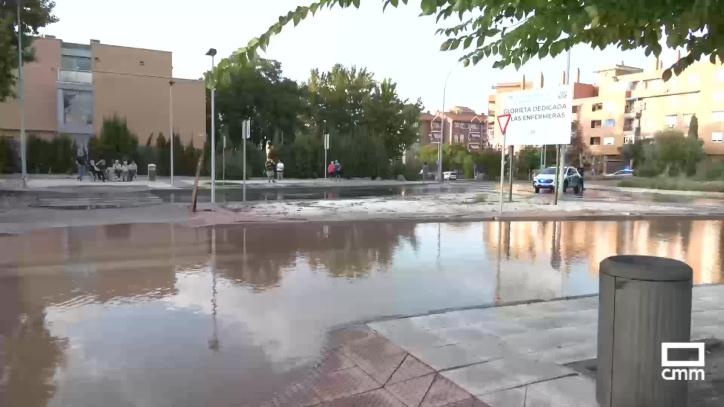 La rotura en una tubería en el Polígono de Toledo llena de agua la calle Río Estenilla