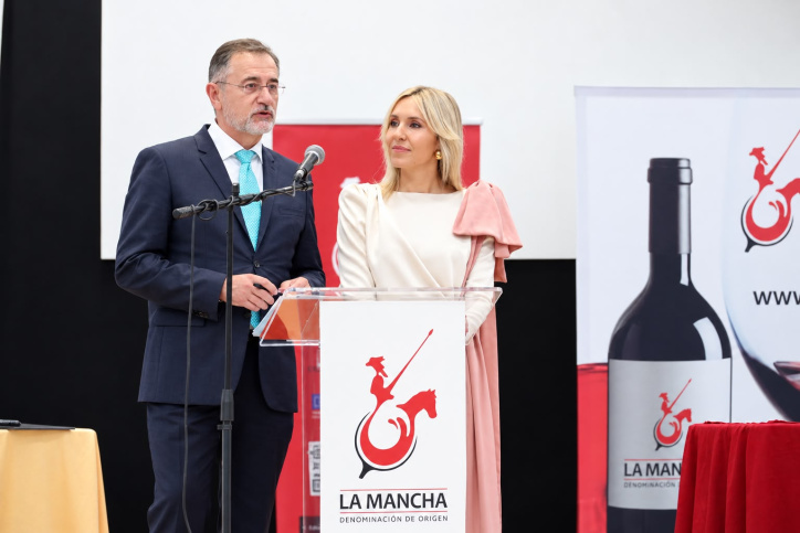 Marina Moreno presenta los premios DO La Mancha junto a Pedro Carreño
