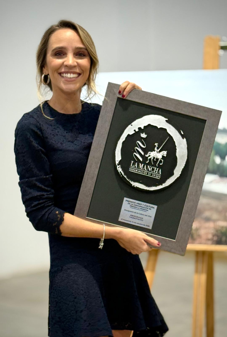 La co-presentadora de 'Variotinto', Aránzazu Santos, recoge el premio de DO La Mancha