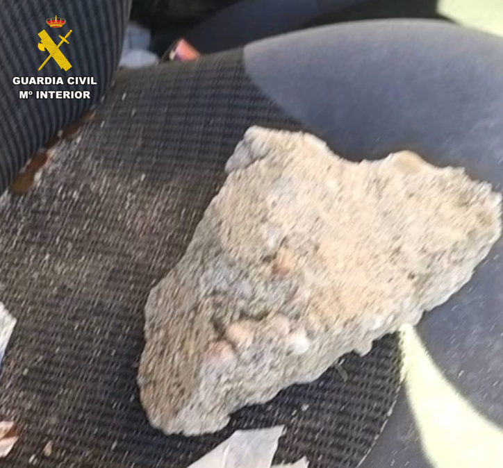 Esta es la piedra que rompió la luna del coche.
