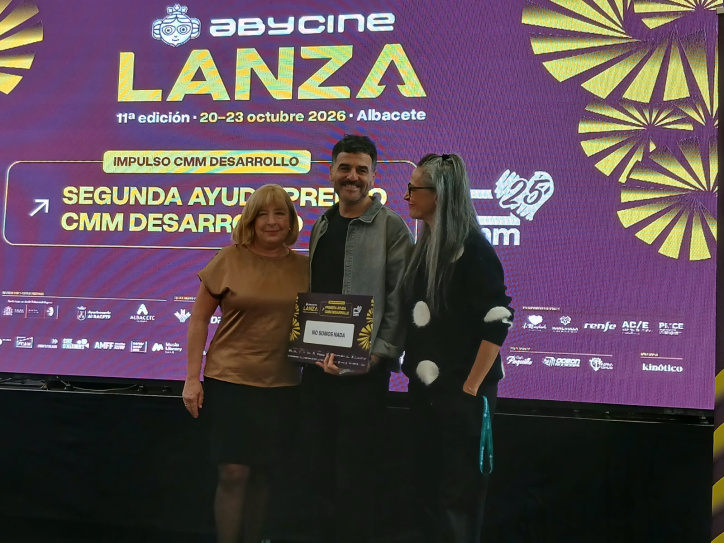 Carmen Summers entrega el premio al director de 'No somos nada'