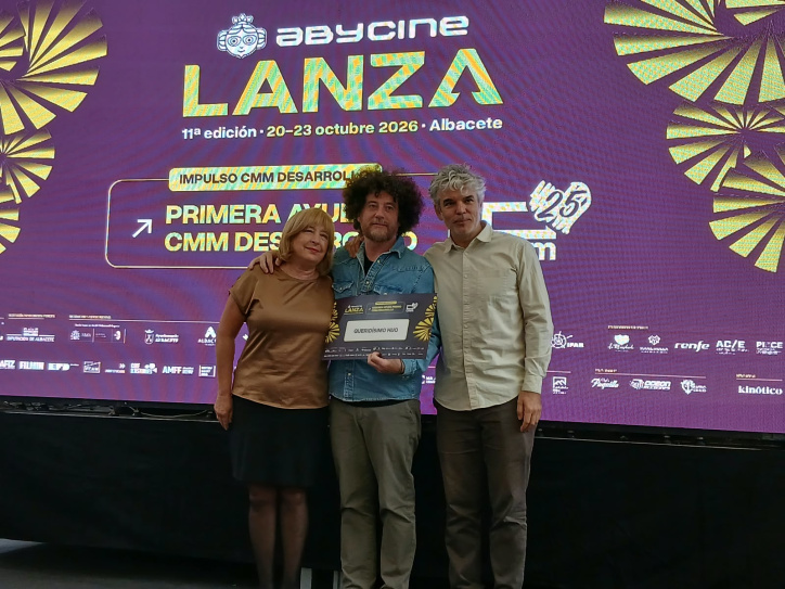 Carmen Summers entrega el premio al director de 'Queridísimo hijo'