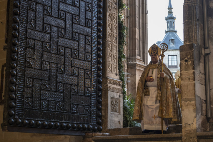 El arzobispo de Toledo, Francisco Cerro Chaves, preside los ritos de apertura del Año Jubilar de la Catedral de Toledo.