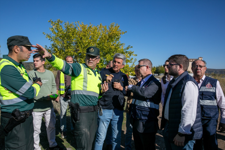 El presidente de Castilla-La Mancha, Emiliano García-Page (2d), y el delegado del Gobierno de Castilla-La Mancha, José Pablo Sabrido (3d), reciben información del accid trabaja sobre el terreno, a 28 de octubre de 2026, en Urda, Toledo, Castilla-La Mancha (España). Dos trenes han colisionado en la mañana de este miércoles, 28 de octubre, en la estación de la localidad toledana de Urda. En el lugar están trabajando bomberos de los parques de Alcázar de San Juan y Orgaz, Protección Civil de varios pueblos de los alrededores, tres helicópteros sanitarios y dos UVI.

Juanma Jiménez / Europa Press
28 OCTUBRE 2026;PIXELADA
28/10/2026