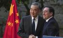 El ministro de Asuntos Exteriores, Unión Europea y Cooperación, José Manuel Albares (d), y el ministro de Asuntos Exteriores de la República Popular China, Wang Yi (i).