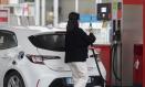 Una persona reposta en una gasolinera, a 2 de enero de 2024, en Madrid (España). El precio medio de la gasolina ha despedido 2023 marcando un nuevo mínimo anual tras sumar otro descenso, el decimotercero consecutivo, y acumular un abaratamiento de casi el 15% desde finales de septiembre. En concreto, el precio medio del litro de gasolina ha descendido un 0,32% la última semana del año, para situarse en los 1,531 euros, precio con el que habría que retroceder a finales del año pasado, cuando todavía estaba vigente la bonificación del Gobierno de al menos 20 céntimos por litro para los carburantes, para encontrar un precio más barato en los surtidores.
02 ENERO 2024;GASOLINA;PRECIO;BARATO;CARBURANTE;DIÉSEL;COMBUSTIBLE;EURO;CÉNTIMO;REPOSTAR;GASOLINERA;ESTACIÓN DE SERVICIO;LITRO;
Eduardo Parra / Europa Press
(Foto de ARCHIVO)
02/1/2024