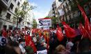 Militantes de las agrupaciones socialistas de toda España han comenzado a llegar desde primera hora de la mañana a las inmediaciones de la sede del PSOE.