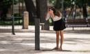 Una mujer se refresca en una fuente del parque Abelardo Sánchez, a 11 de julio de 2023, en Albacete, Castilla-La Mancha (España). Toda España, salvo Galicia, Asturias, Cantabria y País Vasco, están en riesgo extremo (alerta roja), riesgo importante (alerta naranja) y riesgo (alerta amarilla) por temperaturas que en algunos casos superarán los 40ºC llegando a máximas de hasta 43º. En las provincias de Teruel, Zaragoza y Albacete se ha activado la alerta roja desde el mediodía hasta las 20.00 horas.
11 JULIO 2023;CALOR;TEMPERATURAS: ALERTA ROJA;OLA DE CALOR;SOL;
Víctor Fernández / Europa Press
(Foto de ARCHIVO)
11/7/2023