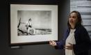 -FOTODELDIA- VALENCIA, 12/06/2024.- Fotografía de archivo fechada en Valencia el 31 de marzo de 2023 de la presidenta de la agencia Magnum Photos, Cristina de Middel, junto a la mítica foto "Muerte de un miliciano" de Robert Capa. La agencia internacional Magnum Photos, fundada en 1947 por los padres de la fotografía documental, Robert Capa, Henri Cartier-Bresson, David Seymour y George Rodger, ha sido galardonada este miércoles con el Premio Princesa de Asturias de la Concordia 2024.  EFE/ Biel Aliño