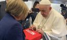 ROMA, 02/09/2024.- El papa Francisco firmó en el vuelo hacia Indonesia, primera etapa de su gira por Asia y Oceanía, una camiseta de fútbol con el nombre de Mateo (Gómez Sánchez) -el niño de 11 años asesinado en Mocejón por un joven con problemas mentales-, que le envió su familia. Francisco firmó la camiseta, que regresará a España para que la pueda guardar la familia de Mateo, y conservó también una carta de la madre del niño, a quien le mandó un rosario bendecido. EFE/Cristina Cabrejas