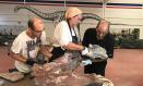 MADRID, 04/09/2024.- Proceso de restauración de parte de los restos de Qunkasaura pintiquiniestra, que tuvo un larguísimo cuello que le hizo medir hasta 20 metros y pesó más de 15 toneladas: Qunkasaura pintiquiniestra es una nueva especie de titanosaurio identificada en los restos de un esqueleto hallado en el yacimiento de Lo Hueco (Fuentes, Cuenca) que vivió hace aproximadamente 72 millones de años. Un estudio recogido este miércoles en la revista Communications Biology describe a esta nueva especie que ha sido 'bautizada' con un nombre que hace referencia a Cuenca, al pintor Antonio Saura y a la reina Pintiquiniestra, un personaje de una novela griega al que se hace referencia en El Quijote. Uno de los autores, el paleontólogo de la Universidad Nacional de Educación a Distancia (UNED) Francisco Ortega explica a EFE que los huesos de Qunkasaura pintiquiniestra aparecieron junto a otros muchos en un nivel sedimentario descubierto en 2007 durante las obras de las vías del tren Madrid-Levante, a la altura del municipio conquense de Fuentes. -EFE/José Antonio Peñas Artero***SOLO USO EDITORIAL/SOLO DISPONIBLE PARA ILUSTRAR LA NOTICIA QUE ACOMPAÑA (CRÉDITO OBLIGATORIO)***