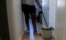 Una empleada de hogar limpia con una fregona, el día en que han aprobado el paro para las empleadas del hogar, a 6 de septiembre de 2022, en Madrid (España). El Gobierno ha confirmado la aprobación del reconocimiento del subsidio al desempleo a las empleadas del hogar poniendo así "fin a un injusticia absolutamente inaceptable". Con esta medida el Gobierno quiere reconocer los derechos laborales y la dignidad laboral de estas trabajadoras y "asumirá como propio y hará realidad" la petición de la Organización Internacional del Trabajo (OIT) tras ratificar en junio por unanimidad el convenio 189 de este organismo que obliga a reconocer el paro a este colectivo.
06 SEPTIEMBRE 2022;GOBIERNO;PARO;DESEMPLEO;EMPLEADAS DEL HOGAR;LIMPIEZA;EMPLEADAS DOMÉSTICAS
Ricardo Rubio / Europa Press
(Foto de ARCHIVO)
06/9/2022
