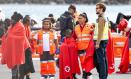 (Foto de ARCHIVO)
Varios servicios de emergencia atienden a migrantes recién rescatados de un cayuco, en Puerto Naos, a 4 de enero de 2025, en Arrecife, Lanzarote, Canarias (España). Salvamento Marítimo ha rescatado en la mañana de este sábado en aguas de Marruecos a alrededor de 110 personas, entre las cuales hay 23 mujeres y seis o siete menores, que viajaban a bordo de dos pateras con destino a Canarias.

Europa Press Canarias / Europa Press
04 ENERO 2025;MIGRANTES;CAYUCO;PATERA;SALVAMENTO MARÍTIMO;CRUZ ROJA;INMIGRACIÓN;CANARIAS;;PIXELADA
04/1/2025