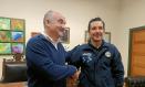 El policía José Losa junto al alcalde de Villarrobledo.