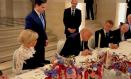 El presidente de Estados Unidos, Donald Trump, firmando el acuerdo con Irán junto a su homólogo de Francia Emmanuel Macron.