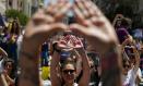 Varias mujeres realizan el símbolo feminista con las manos durante la manifestación para reclamar la abolición de la prostitución, a 28 de mayo de 2022, en Madrid (España). Más de cien organizaciones feministas se manifiestan para reclamar la abolición de