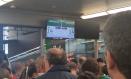Imagen de usuarios del AVANT Madrid-Puertollano esperando al próximo tren en la estación de Atocha