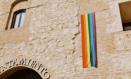 Bandera arcoíris en el Ayuntamiento de Torrijos