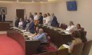 Pleno en el Ayuntamiento de Albacete. Los concejales de Vox no se levantan durante el homenaje a las víctimas de violencia machista