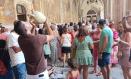 Toledanos y visitantes beben agua de los botijos en el día de la Virgen del Sagrario, Toledo. 15 de agosto de 2023