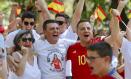 ALBACETE, 20/08/2023.- Los padres (i y 2i) de la jugadora de la selección española de fútbol Alba Redondo siguen la final del Mundial de Fútbol femenino en una pantalla gigante en Albacete, este domingo. EFE/ Manu