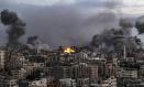 10/09/2023.- El humo se eleva tras un ataque aéreo israelí en la ciudad de Gaza, 9 de octubre de 2023.