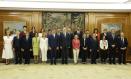 El rey Felipe y el presidente del Gobierno, Pedro Sánchez, posan para la foto de familia junto a los miembros del nuevo Ejecutivo.
