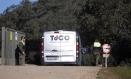 COR01. CÓRDOBA, 21/12/2023.- Un vehículo del tanatorio de Córdoba entra en la base de la Brigada "Guzmán el Bueno" X de Cerro Muriano, tras el hallazgo del cuerpo sin vida de uno de los dos militares desaparecidos durante una maniobras que se estaban llevando a cabo en un embalse de la provincia cordobesa. EFE/Salas