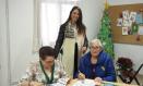 la directora general de Mayores, Alba Rodriguez durante la visita a las dos personas mayores que están participando en el en la residencia ‘Virgen de las Nieves’ de Casasimarro (Cuenca).