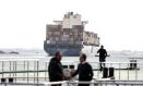 Un buque de carga viaja por el Canal de Suez en la provincia de Ismailia, Egipto, 13 de enero de 2024