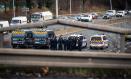 Un escuadrón de policía se encuentra en la autopista A15 durante la huelga de agricultores.