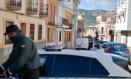 Un agente de la Guardia Civil y un vehículo funerario de recogida en las inmediaciones del lugar donde se ha producido el asesinato a una mujer en Aldea del Rey, Ciudad Real, Castilla-La Mancha (España).
