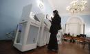 Moscow (Russian Federation), 15/03/2024.- A Russian woman casts her ballot during presidential elections in Moscow, Russia, 15 March 2024. The Federation Council has scheduled presidential elections for March 17, 2024. Voting will last three days: March 15, 16 and 17. Four candidates registered by the Central Election Commission of the Russian Federation are vying for the post of head of state: Leonid Slutsky, Nikolai Kharitonov, Vladislav Davankov and Vladimir Putin. (Elecciones, Rusia, Moscú) EFE/EPA/MAXIM SHIPENKOV