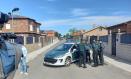 La Guardia Civil sigue practicando este lunes diligencias en la vivienda donde aparecieron tres cadáveres en una urbanización de Chiloeches