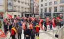 Decenas de sindicalistas y delegados de UGT Guadalajara se han concentrado en la Plaza de España de la capital con motivo del Día de la Seguridad y la Salud en el Trabajo.