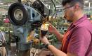 Un joven trabajador dentro de una fábrica de calzado.
CAIB
22/5/2024