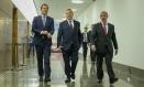 El presidente de Castilla-La Mancha junto al alcalde de Toledo y el presidente de las Cortes a su llegada al Palacio de Congresos