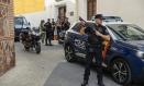 ILLESCAS (TOLEDO), 07/06/2024.- Agentes de la Policía Nacional custodian este viernes la entrada al juzgado de Illescas (Toledo) donde han sido llamados a declarar dos de los supuestos autores del asesinato a tiros en Madrid de Borja Villacís. EFE/ Ismael Herrero