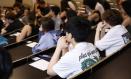 Estudiantes esperan para comenzar un examen de la selectividad