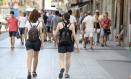 Dos mujeres pasean juntas por una calle de Madrid.
02 agosto 2019, opinión, encuensta, gente, calle, vacaciones, ciudad, turistas, calor, mujeres, mochila. 
Marta Fernández / Europa Press
(Foto de ARCHIVO)
02/8/2019